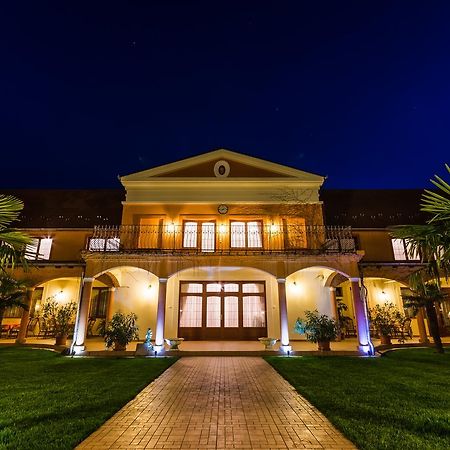 Vinum Hotel Кишкьорьош Екстериор снимка
