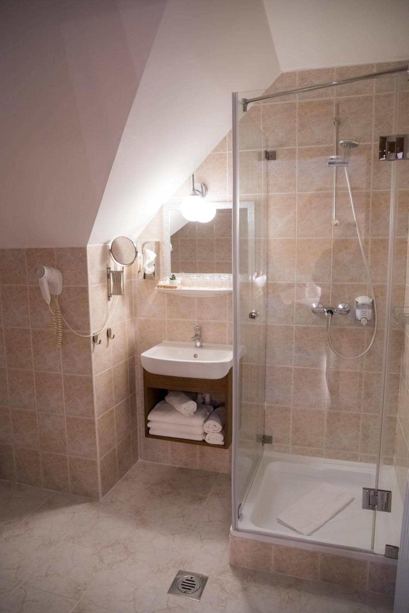 Vinum Hotel Кишкьорьош Екстериор снимка