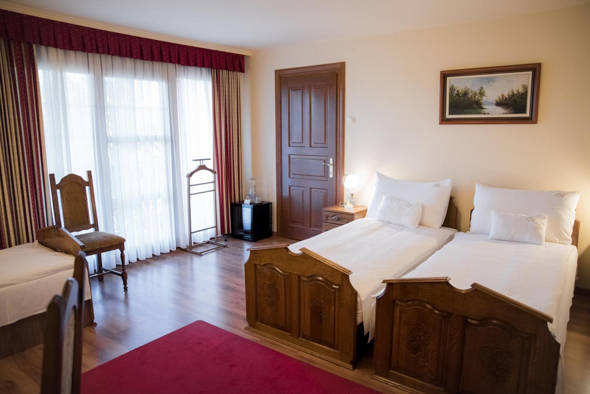 Vinum Hotel Кишкьорьош Екстериор снимка