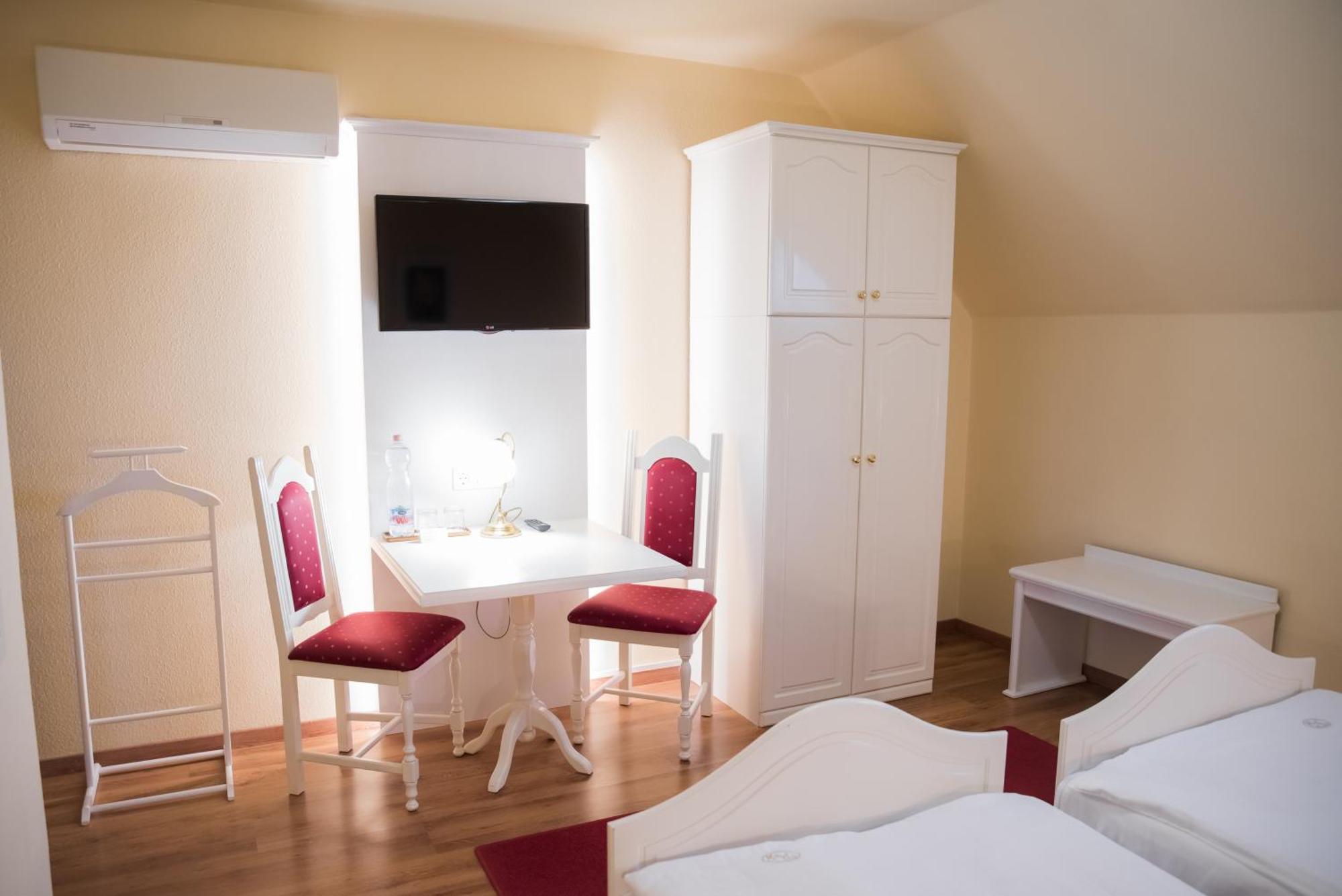 Vinum Hotel Кишкьорьош Екстериор снимка