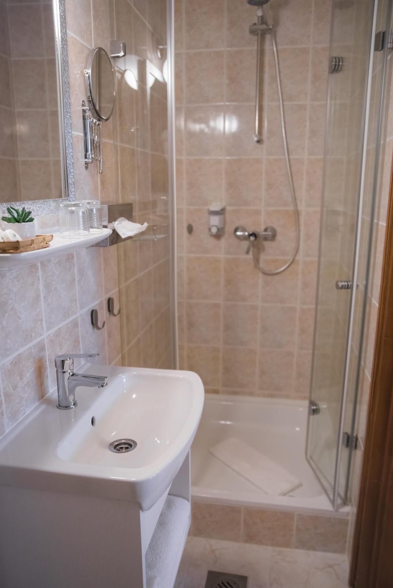 Vinum Hotel Кишкьорьош Екстериор снимка