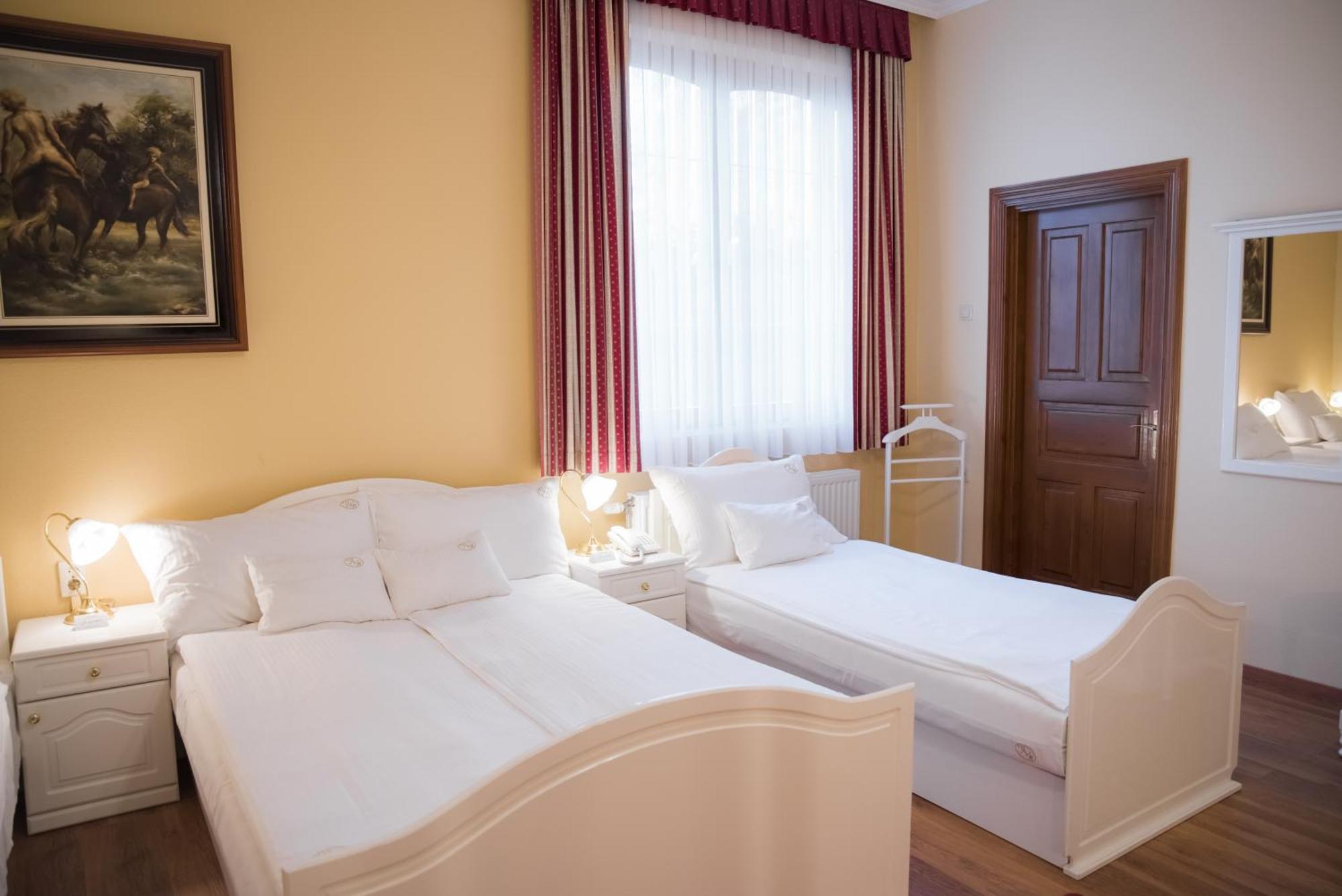 Vinum Hotel Кишкьорьош Екстериор снимка