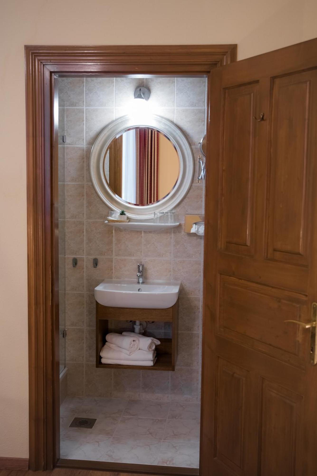 Vinum Hotel Кишкьорьош Екстериор снимка