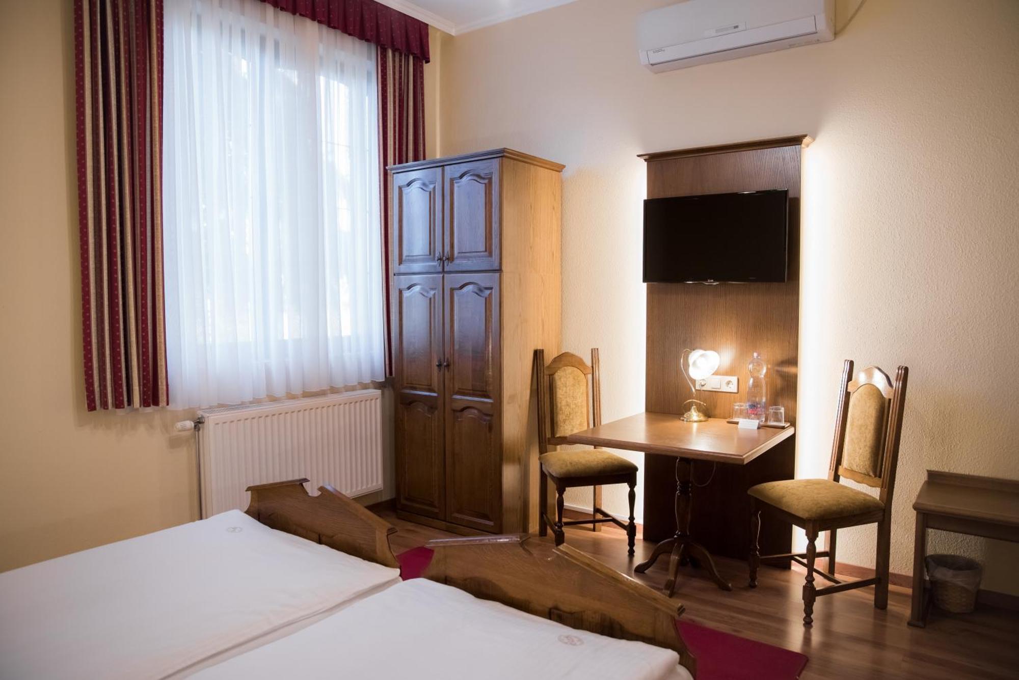 Vinum Hotel Кишкьорьош Екстериор снимка