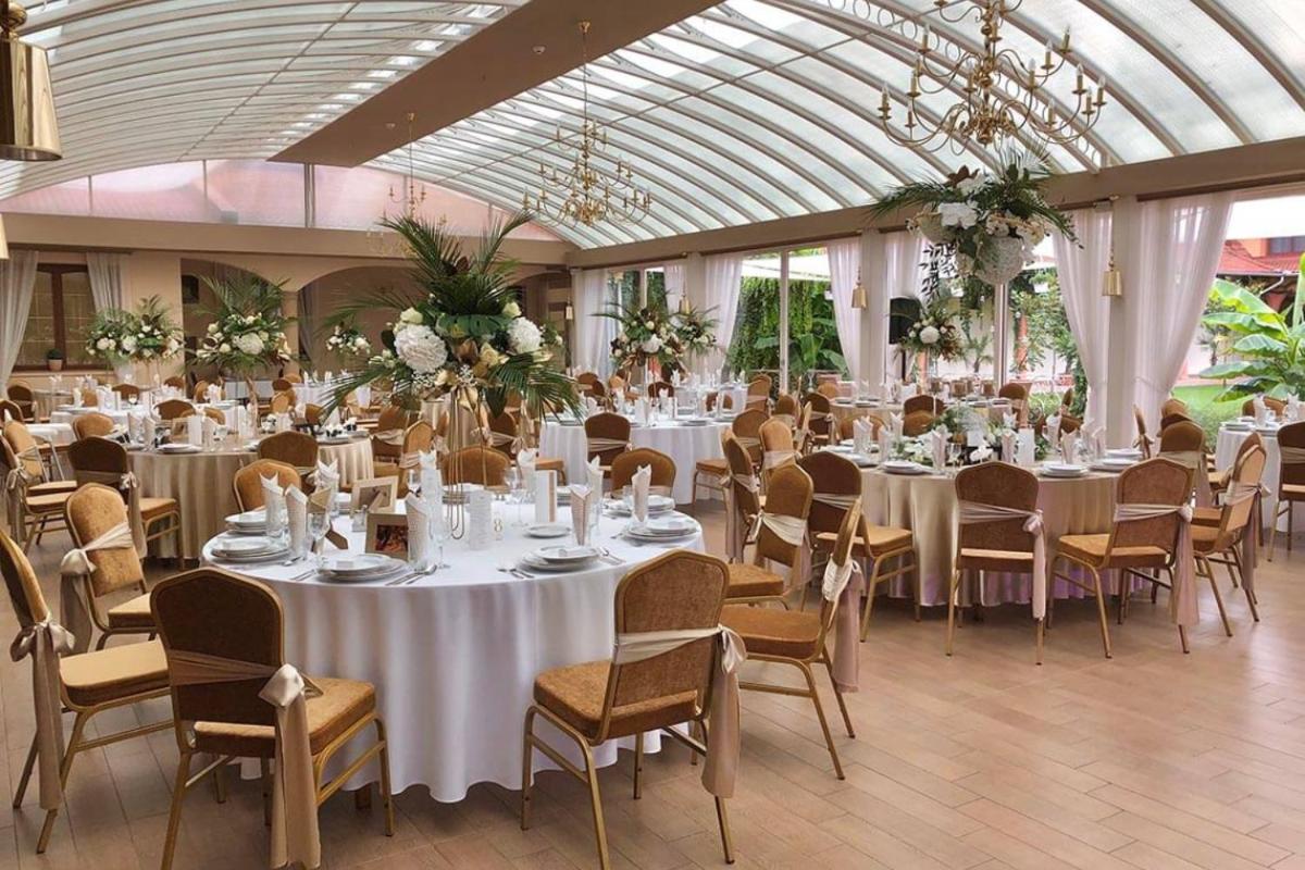 Vinum Hotel Кишкьорьош Екстериор снимка
