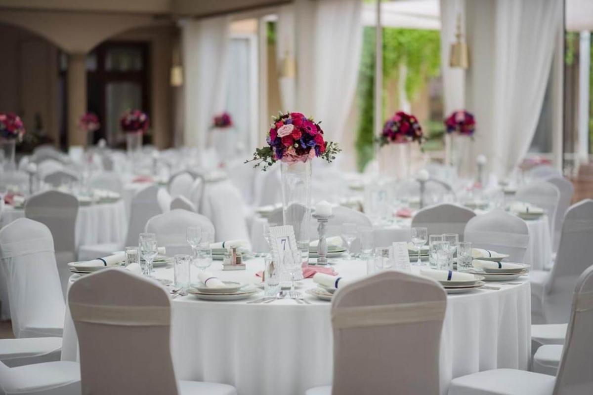 Vinum Hotel Кишкьорьош Екстериор снимка