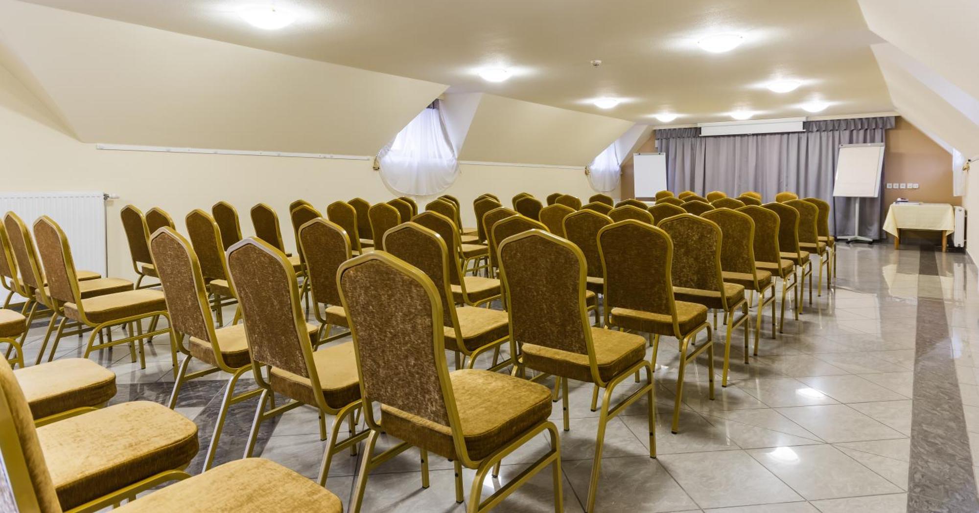 Vinum Hotel Кишкьорьош Екстериор снимка