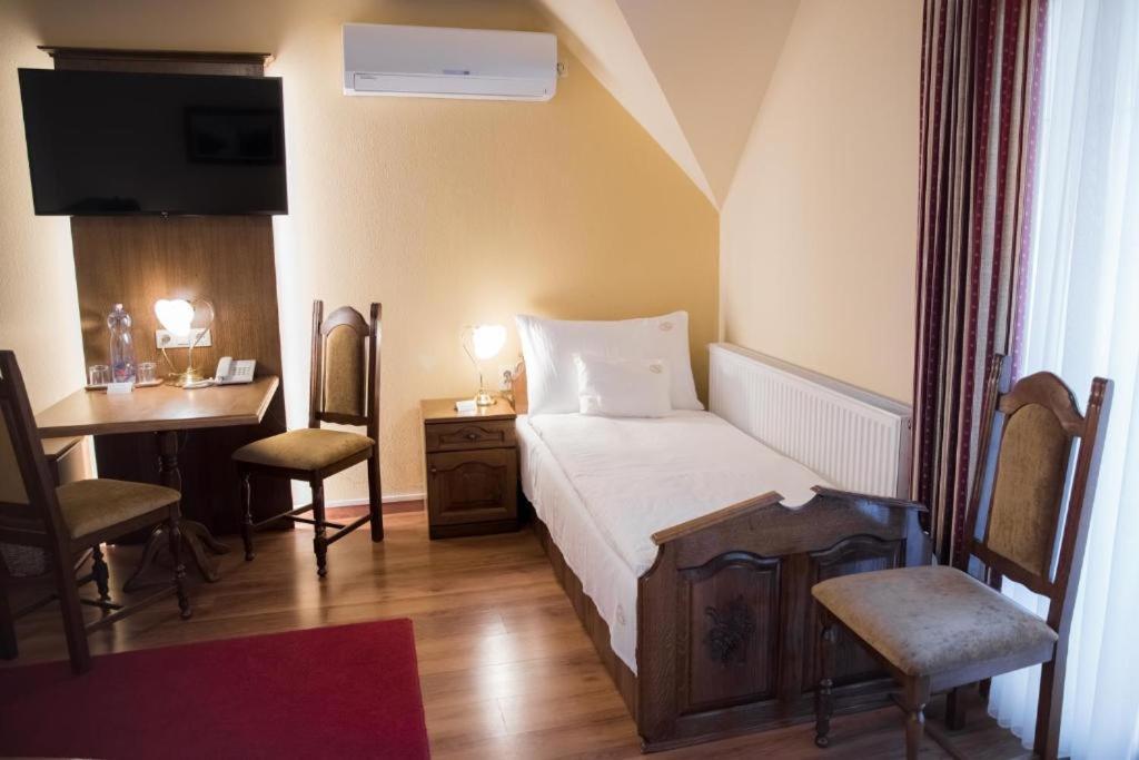 Vinum Hotel Кишкьорьош Екстериор снимка
