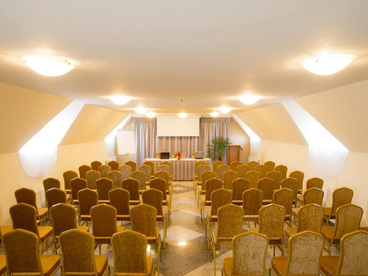 Vinum Hotel Кишкьорьош Екстериор снимка