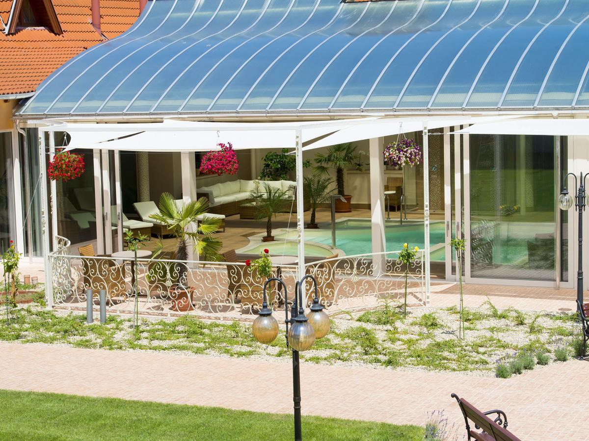 Vinum Hotel Кишкьорьош Екстериор снимка