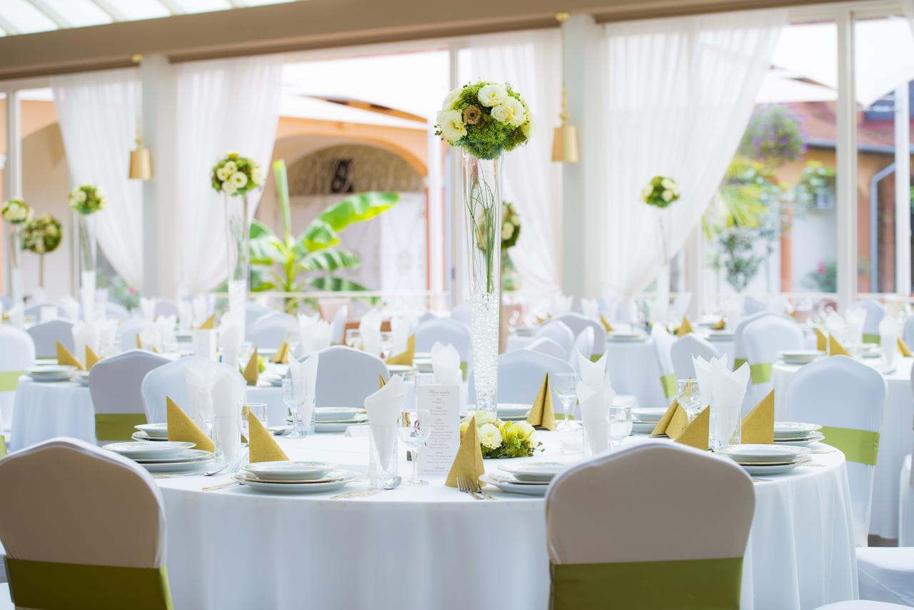Vinum Hotel Кишкьорьош Екстериор снимка