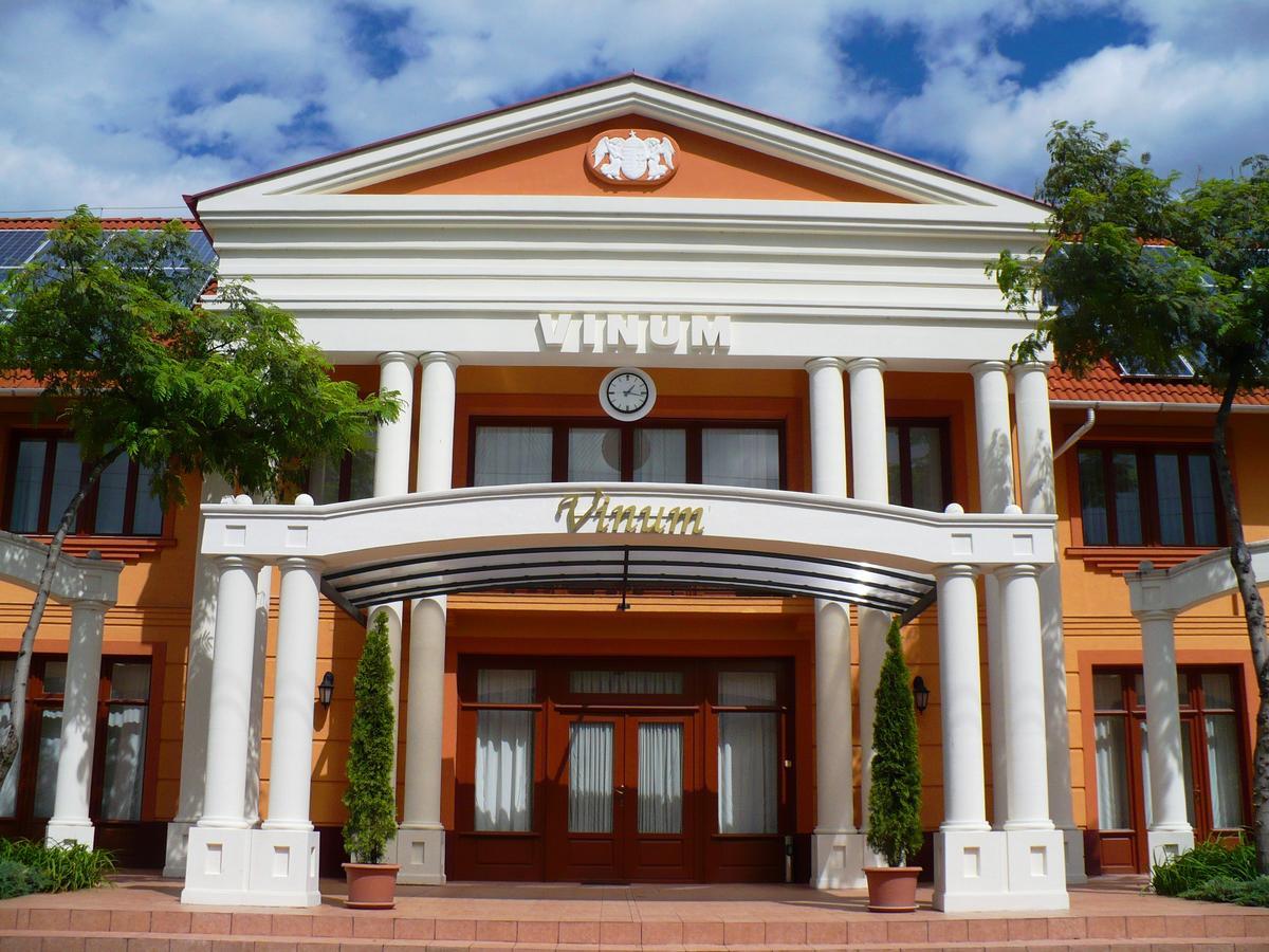 Vinum Hotel Кишкьорьош Екстериор снимка