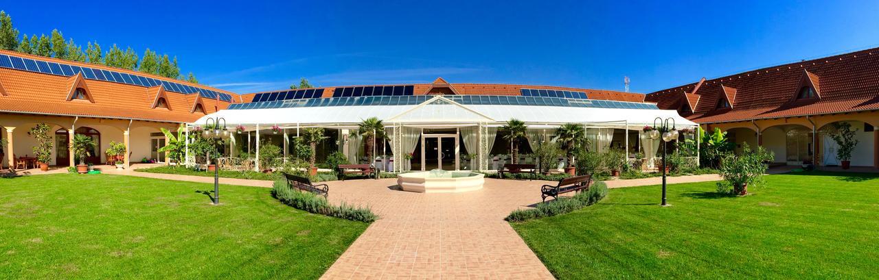 Vinum Hotel Кишкьорьош Екстериор снимка