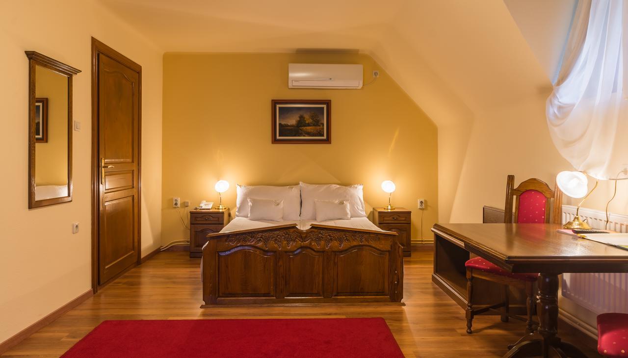 Vinum Hotel Кишкьорьош Екстериор снимка