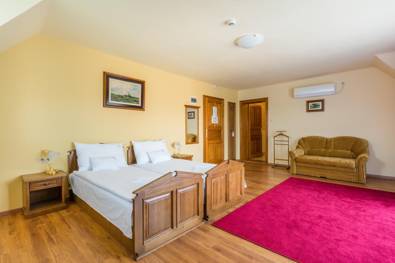 Vinum Hotel Кишкьорьош Екстериор снимка