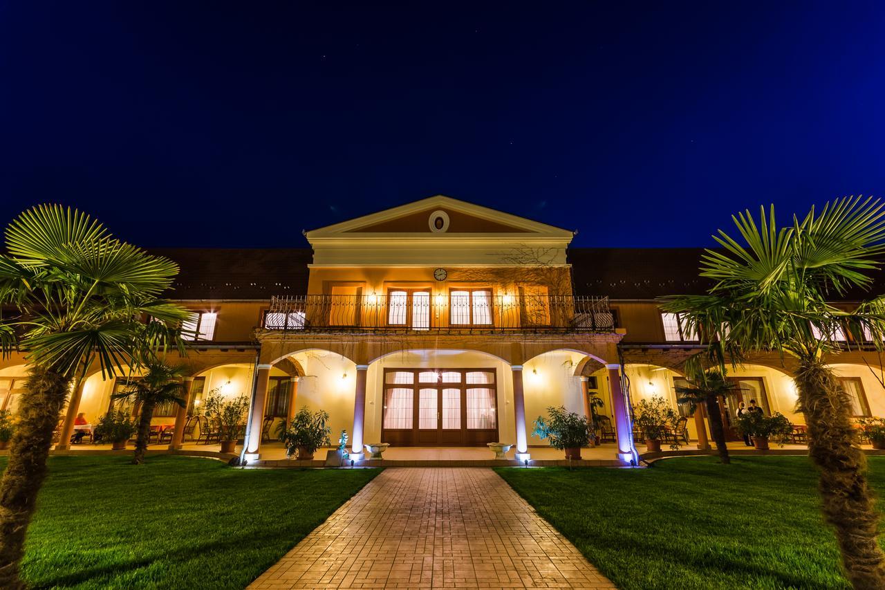 Vinum Hotel Кишкьорьош Екстериор снимка
